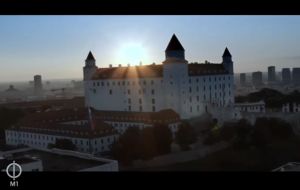 Maďarsk&aacute; verejnopr&aacute;vna telev&iacute;zia pri maďarskej hymne vysiela z&aacute;bery na Bratislavsk&yacute; hrad (VIDEO)