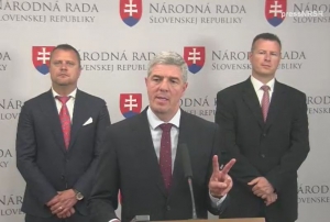 B&eacute;la Bug&aacute;r: Rozb&iacute;jať koal&iacute;ciu kv&ocirc;li Mikovi nebudeme
