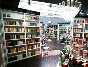 Prezidentsk&aacute; kampaň pokračuje. Kandid&aacute;ti p&iacute;&scaron;u knihy