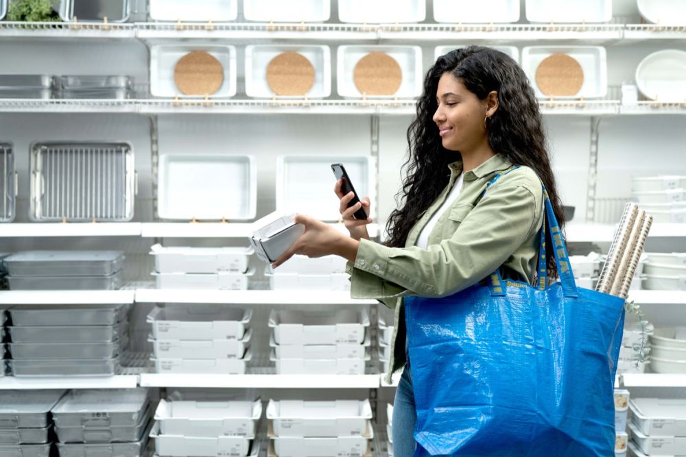 IKEA sp&uacute;&scaron;ťa novinku - skenuj a nakupuj a pon&uacute;ka kup&oacute;n v hodnote 10 eur