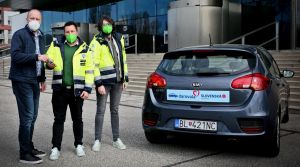 Banka darovala tri aut&aacute; organiz&aacute;ci&aacute;m, ktor&eacute; pom&aacute;haj&uacute; najzraniteľnej&scaron;&iacute;m (FOTO)