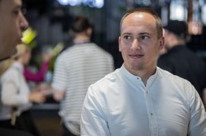 Pracoval v korpor&aacute;te, agent&uacute;re aj ako freelancer. V&scaron;etko m&aacute; svoje v&yacute;hody i nev&yacute;hody, hovor&iacute; &uacute;spe&scaron;n&yacute; market&eacute;r