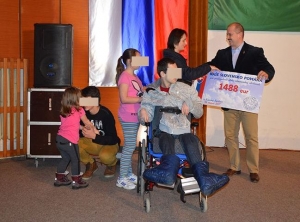 Kotleba zneužil chlapca na voz&iacute;čku na propagovanie neonacistick&eacute;ho symbolu