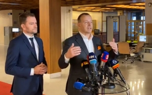 Matovič a Koll&aacute;r chc&uacute;, aby pr&aacute;cu politikov sledovali investigat&iacute;vni novin&aacute;ri platen&iacute; zo &scaron;t&aacute;tneho rozpočtu (VIDEO)