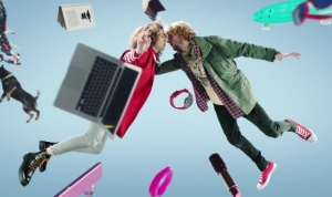 Keď n&aacute;jdete l&aacute;sku, je ľahk&eacute; stratiť nielen hlavu. Slovensk&aacute; sporiteľňa sp&uacute;&scaron;ťa nov&uacute; kampaň na modern&eacute; poistenie