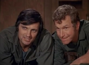  Smutn&aacute; spr&aacute;va pre fan&uacute;&scaron;ikov seri&aacute;lu MASH. Zomrel jeden z hlavn&yacute;ch hercov 