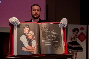 Exkluz&iacute;vna kniha Po&eacute;zia v krojoch