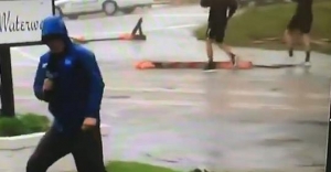 K&yacute;m sa report&eacute;r tv&aacute;ril, že bojuje s hurik&aacute;nom, v pozad&iacute; sa ľudia prech&aacute;dzali (VIDEO)