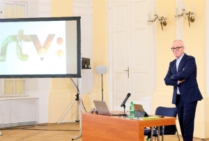 V O 5 min&uacute;t 12 sa stretn&uacute; v&scaron;etci kandid&aacute;ti na &scaron;&eacute;fa RTVS