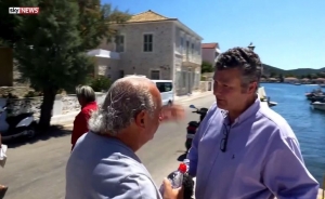 Britsk&yacute; miliard&aacute;r napadol novin&aacute;ra