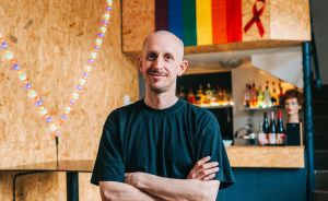 Predsudky o d&uacute;hovej komunite pom&aacute;haj&uacute; odb&uacute;ravať hlavne osobn&eacute; sk&uacute;senosti, vysvetľuje aktivista Roman Samotn&yacute;