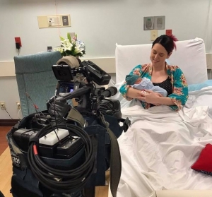 Moder&aacute;torka porodila v priamom rozhlasovom prenose