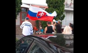 Pol&iacute;cia obvinila antivaxerov, ktor&iacute; sa vyhr&aacute;žali lek&aacute;rovi pred jeho domom (VIDEO)