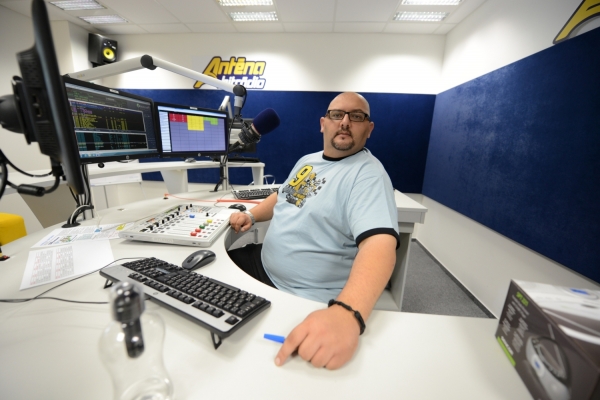 Ant&eacute;na Hitr&aacute;dio: Poč&uacute;vajte ako padaj&uacute; kil&aacute;... alebo tiež Oliverov update s Update-om