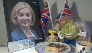 V st&aacute;vke bulv&aacute;ru zv&iacute;ťazila hl&aacute;vka &scaron;al&aacute;tu nad britskou premi&eacute;rkou (VIDEO)