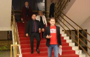 Ga&scaron;par vyk&aacute;zal Igora Matoviča z parlamentu (VIDEO)