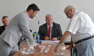 Voľby 2023: Kandiduj&uacute;ce strany a hnutia a č&iacute;sla, ktor&eacute; si vyžrebovali (ZOZNAM)