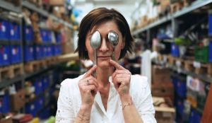 Sme smetiari, ktor&iacute; chc&uacute; kraj&scaron;&iacute; a zodpovednej&scaron;&iacute; svet. V KOLO dost&aacute;vaj&uacute; druh&uacute; &scaron;ancu nielen veci, ale aj ľudia