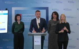 Ministerstvo &scaron;kolstva prich&aacute;dza so zak&aacute;zom použ&iacute;vania mobilov na &scaron;kol&aacute;ch