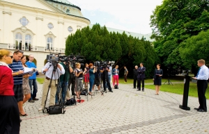 Smer dal do predvolebn&eacute;ho videa hlasy a tv&aacute;re telev&iacute;znych redaktorov