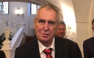 Zeman: Peroutkov čl&aacute;nok Hitler je gentleman sa nena&scaron;el, s&uacute; in&eacute;