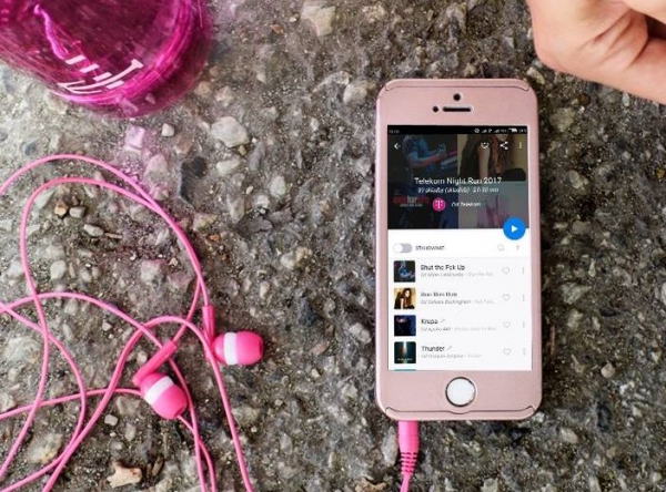 Telekom pon&uacute;kne vianočn&eacute; d&aacute;ta zadarmo a možnosť z&iacute;skať d&aacute;ta za ich darovanie bl&iacute;zkym