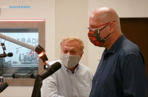 Člen vedenia RTVS si v spr&aacute;vach spropagoval svoju pesničku (VIDEO)