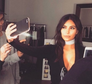 Kim Kardashian žaluje bulv&aacute;r. Tvrd&iacute;, že neklamala