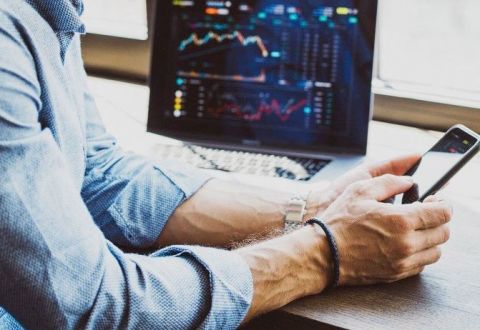 AI VERZUS EXPERT: Kto v&aacute;m d&aacute; lep&scaron;iu investičn&uacute; radu? V&yacute;sledok prekvap&iacute;