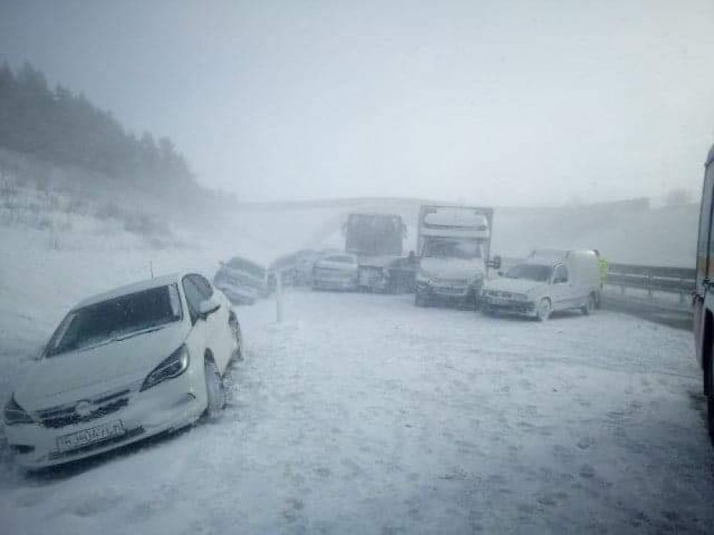 Mimoriadna spr&aacute;va: 17 &aacute;ut sa zrazilo na diaľnici (FOTO)