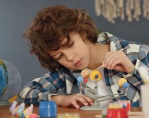 Ako si nastaviť spr&aacute;vne pravidl&aacute; použ&iacute;vania prv&eacute;ho telef&oacute;nu dieťaťa? (VIDEO)