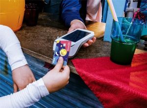 Slovensk&aacute; sporiteľňa prin&aacute;&scaron;a svetov&uacute; inov&aacute;ciu pre deti - kartu, ktor&aacute; sa rozsvieti (FOTO)