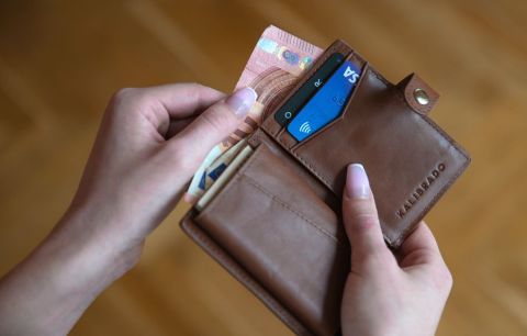 Slov&aacute;ci platia mobilom a hodinkami rovnako často ako plastovou kartou. Mobiln&eacute; peňaženky postupne nahr&aacute;dzaj&uacute; klasick&eacute; karty