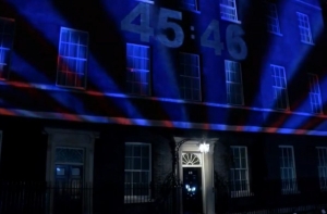 Britsk&iacute; report&eacute;ri na protest odi&scaron;li z tlačovej besedy