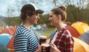 Nov&aacute; kampaň Kofoly L&aacute;ska m&aacute; 1000 mien sa nat&aacute;čala v n&aacute;ročn&yacute;ch podmienkach (VIDEO)