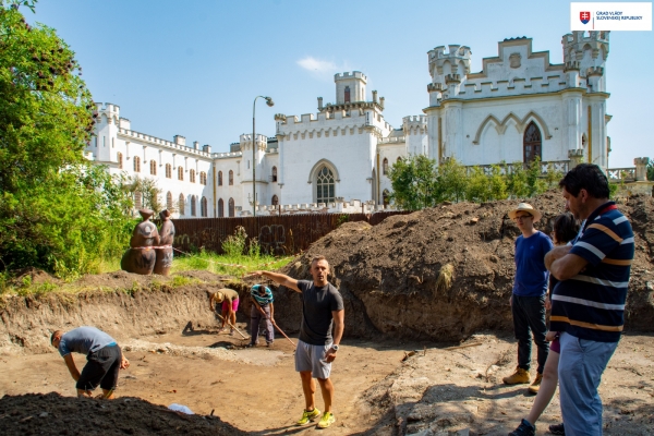 Archeologick&yacute; prieskum v are&aacute;li NKP Rusovce odhalil z&aacute;klady p&ocirc;vodn&eacute;ho zb&uacute;ran&eacute;ho ka&scaron;tieľa
