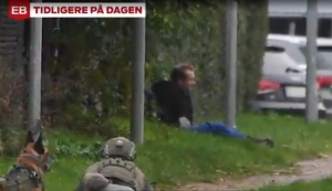 Vrah &scaron;v&eacute;dskej novin&aacute;rky sa pok&uacute;sil o &uacute;tek z v&auml;zenia, zaznamenali to na video