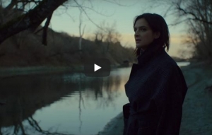 Zverejnili tituln&uacute; pieseň k filmu Ostr&yacute;m nožom od Kirschner. Pozrite si videoklip