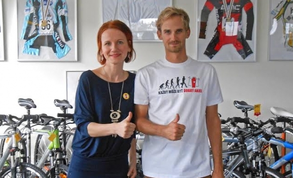 Cyklista daruje &scaron;t&aacute;tnu odmenu deťom, ktor&eacute; bojuj&uacute; so z&aacute;kernou chorobou