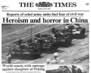 Zomrel fotograf, ktor&yacute; sa presl&aacute;vil fotkou ​​muža s ta&scaron;kou, ktor&yacute; sa postavil proti tanku (VIDEO)