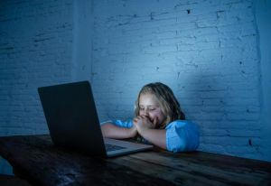 Europoslanci navrhuj&uacute;, aby mali deti pr&iacute;stup k soci&aacute;lnym sieťam až od 16 rokov