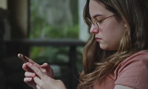 Zač&iacute;na va&scaron;e dieťa s internetom? Pozrite si pr&iacute;ručku prežitia na divokom webe od Zmudri (VIDEO)