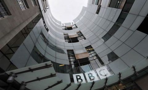 Britsk&aacute; ministerka kult&uacute;ry: P&auml;tn&aacute;sť libier ročne navy&scaron;e za BBC je pre ľud&iacute; veľa