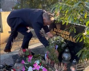 Fico, Blaha a Danko sa poklonili pri Hus&aacute;kovom hrobe (VIDEO)
