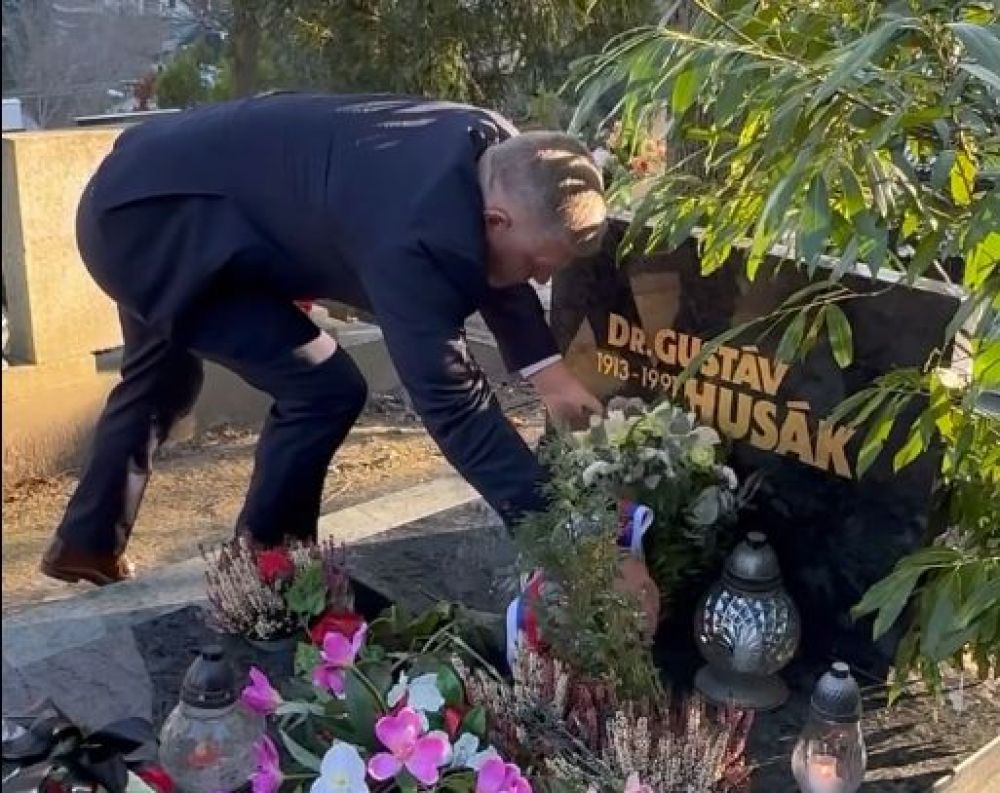 Fico, Blaha a Danko sa poklonili pri Hus&aacute;kovom hrobe (VIDEO)