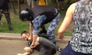 V Moskve sa demon&scaron;truje, pol&iacute;cia zat&yacute;ka aj novin&aacute;rov (VIDEO)