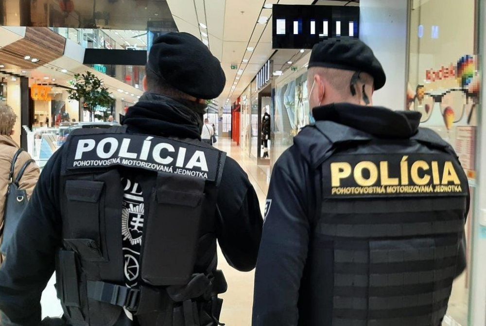 Poslancom hnutia SLOVENSKO sa vyhr&aacute;žaj&uacute; bombov&yacute;mi &uacute;tokmi