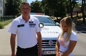 Video, ako policajt roztrhol dievčaťu sl&uacute;chadl&aacute;, je kampaň (VIDEO)