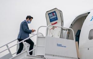 Z&aacute;stupca hovorkyne Bieleho domu sa mal vyhr&aacute;žať novin&aacute;rke a obvinil ju, že žiarli na in&uacute; novin&aacute;rku (VIDEO)