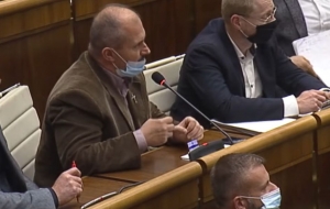 Kotleba na facebooku vyplak&aacute;va, že je COVID-19 pozit&iacute;vny (VIDEO)